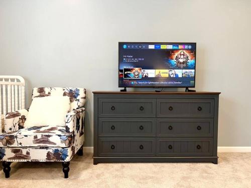 5 Bedrooms 7 Beds Luxury FarmHouse Fenced Yard Pets OK in Charlotte, USA