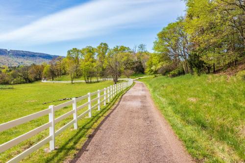 15 Mins to Chattanooga - Peaceful Farm Pool House in Chattanooga, USA