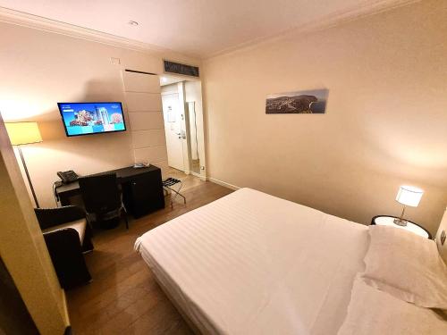 1 queen bed, 1 double bed