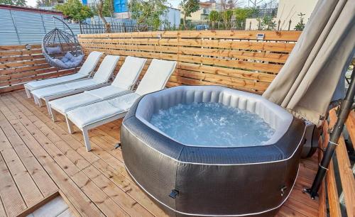 Hot tub, Middle Of Crete Apartment in Paliani