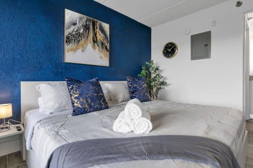 Whimsical Study 7min to Disney, Pool and Free Parking in Kissimmee, USA