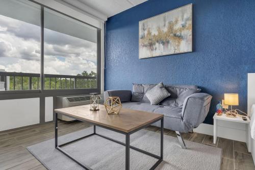 Whimsical Study 7min to Disney, Pool and Free Parking in Kissimmee, USA