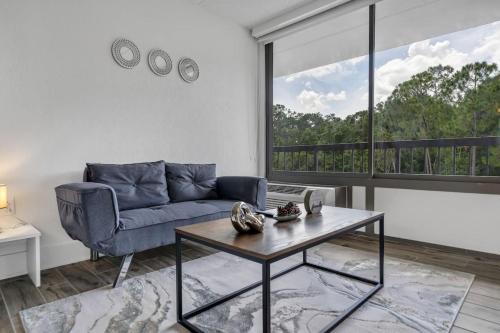 Snug Studio 8 min to Disney w Pool and Free Parking in Kissimmee, USA