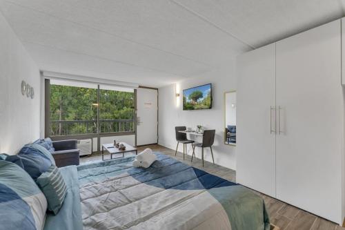 Snug Studio 8 min to Disney w Pool and Free Parking in Kissimmee, USA