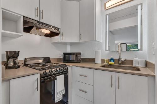 Snug Studio 8 min to Disney w Pool and Free Parking in Kissimmee, USA