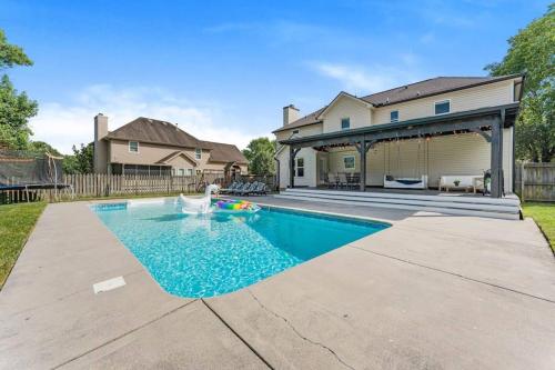 464 Beautiful home with Pool - great for kids in Knoxville, USA