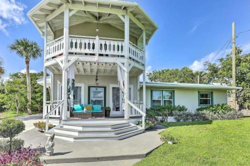 461 Water views with pool table and fire pit in Jensen Beach, USA
