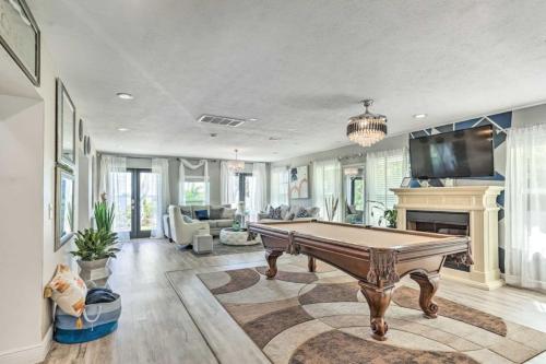 461 Water views with pool table and fire pit in Jensen Beach, USA