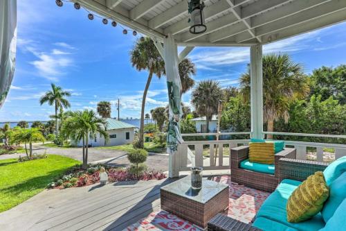 461 Water views with pool table and fire pit in Jensen Beach, USA