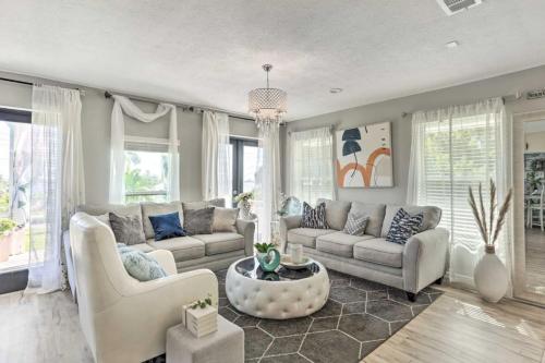 461 Water views with pool table and fire pit in Jensen Beach, USA