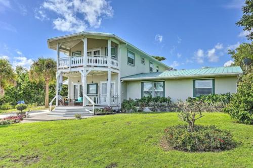 461 Water views with pool table and fire pit in Jensen Beach, USA