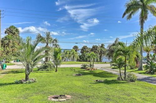 461 Water views with pool table and fire pit in Jensen Beach, USA