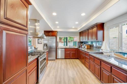 462 Huge pool with massive home, Sleeps 12 in Dana Point, USA