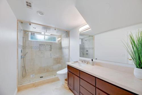 462 Huge pool with massive home, Sleeps 12 in Dana Point, USA
