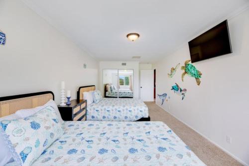 462 Huge pool with massive home, Sleeps 12 in Dana Point, USA