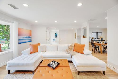 462 Huge pool with massive home, Sleeps 12 in Dana Point, USA