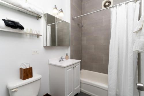 Flexhome Ukrainian Village 2BR D4 in Chicago, USA