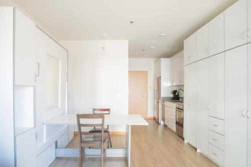 Flexhome East Side Studio R5 - Brady Fiserv Balcony in Milwaukee, USA