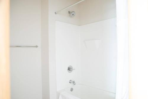 Flexhome East Side Studio R5 - Brady Fiserv Balcony in Milwaukee, USA