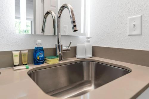 Alluring Studio 8min to Disney w Pool and FreeParking in Kissimmee, USA