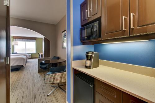 Holiday Inn Express Hotel & Suites Columbus-Fort Benning by IHG in Columbus, USA