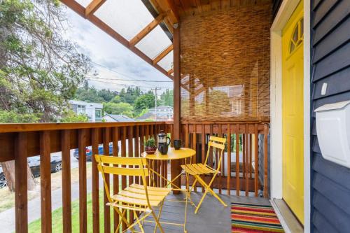 Cozy Unit with Porch near Arboretum and Transit near Japanese Garden