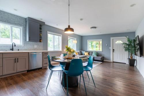 Cozy Unit with Porch near Arboretum and Transit near Japanese Garden