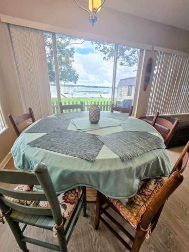 Serene, Cozy, Lakefront home in Winter Haven, USA