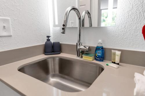 Dreamy Studio 8 min to Disney, Pool and Free Parking in Kissimmee, USA