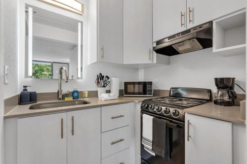 Dreamy Studio 8 min to Disney, Pool and Free Parking in Kissimmee, USA