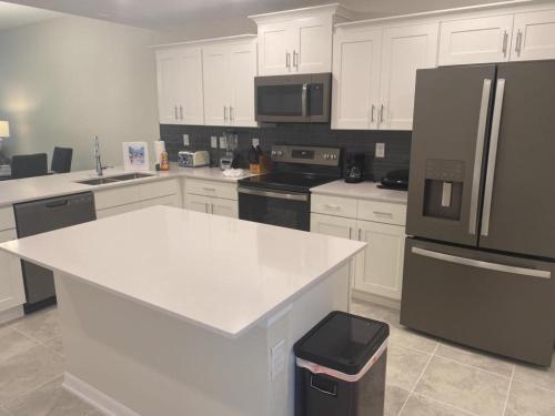 Comfortable 2BR Condo w/ Lake Views in Kissimmee, USA
