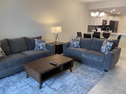 Comfortable 2BR Condo w/ Lake Views in Kissimmee, USA