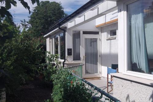 Taigh Sona easy access apartment with double bed in Ullapool