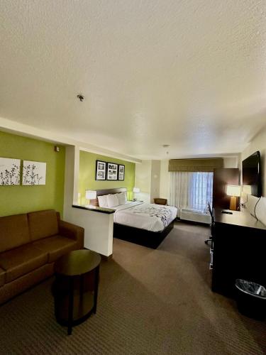 Sleep Inn and Suites Central / I-44 - image 2