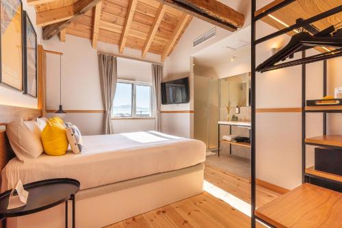 Premier Double Room image 10