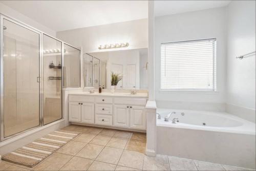 3BR 3Ba Home l Spacious l Walkable l Washington Ave in Houston, USA