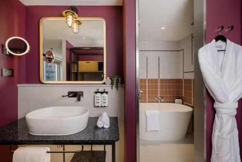 room detail thumbnail 2