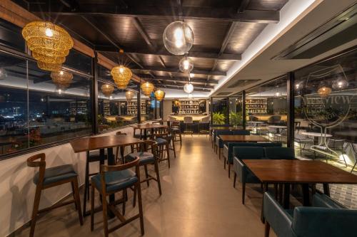 مطعم, The Lofts at Central Point in منطقة طريق هينور بنغالور