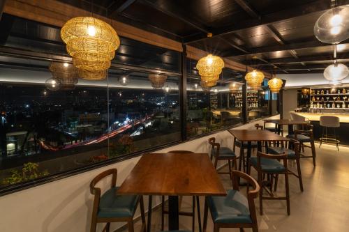 مطعم, The Lofts at Central Point in منطقة طريق هينور بنغالور