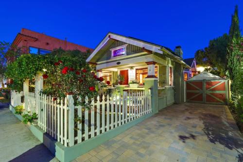 Charming Bungalow, AC, HotTub, Close to Beach in Long Beach, USA
