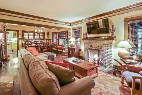 Charming Bungalow, AC, HotTub, Close to Beach in Long Beach, USA