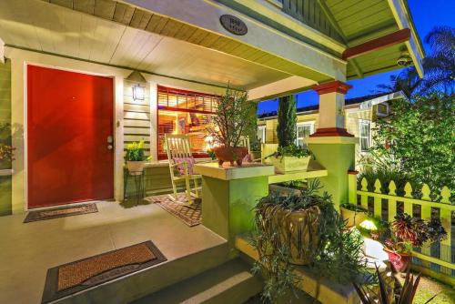 Charming Bungalow, AC, HotTub, Close to Beach in Long Beach, USA