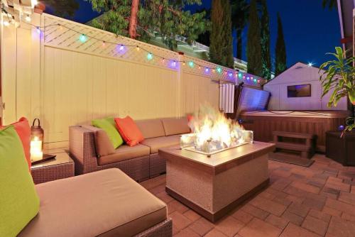 Charming Bungalow, AC, HotTub, Close to Beach in Long Beach, USA