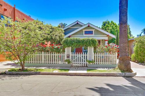 Charming Bungalow, AC, HotTub, Close to Beach in Long Beach, USA