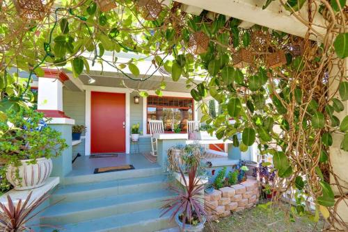 Charming Bungalow, AC, HotTub, Close to Beach in Long Beach, USA