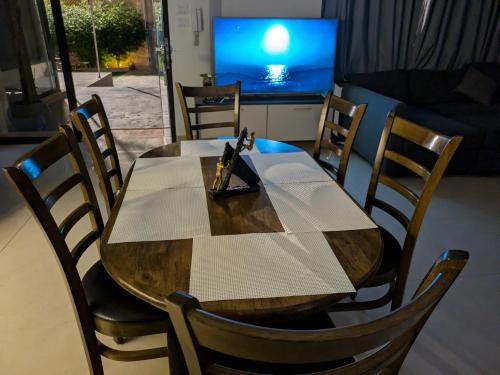 صالة مشتركة/ منطقة التلفزيون, Aeropuerta Mini Villa - Private self check-in Layover near Airport in القسطل