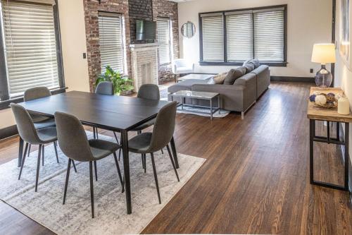 The Tulsa Edge - Modern Design, Downtown Proximity in Tulsa, USA