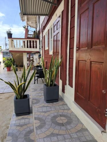 ทัศนียภาพภายนอกโรงแรม, Breadfruit lodge in คราวน์ พอยต์