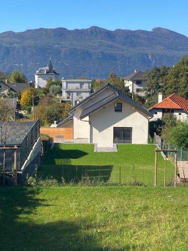 VILLA VUE LAC -3 chambres jardin-proche du lac et du Centre-ville , 2 places parking gîte à louer Mouxy