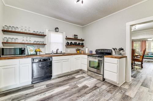 Near Campus and Casino Family-Friendly Durant Home! in Durant, USA